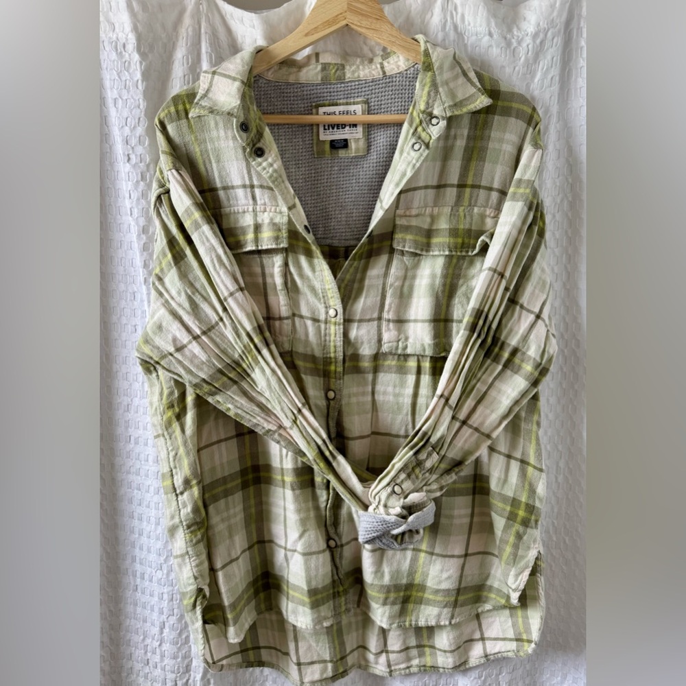 American Eagle Oversized Green Plaid Button-Up Shirt. Sz. M
